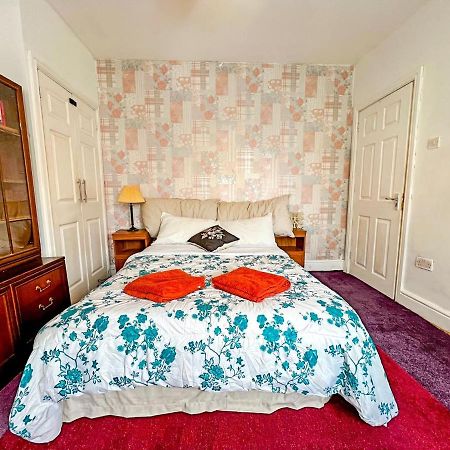 Bed and Breakfast Wolves Living Bushbury Екстер'єр фото