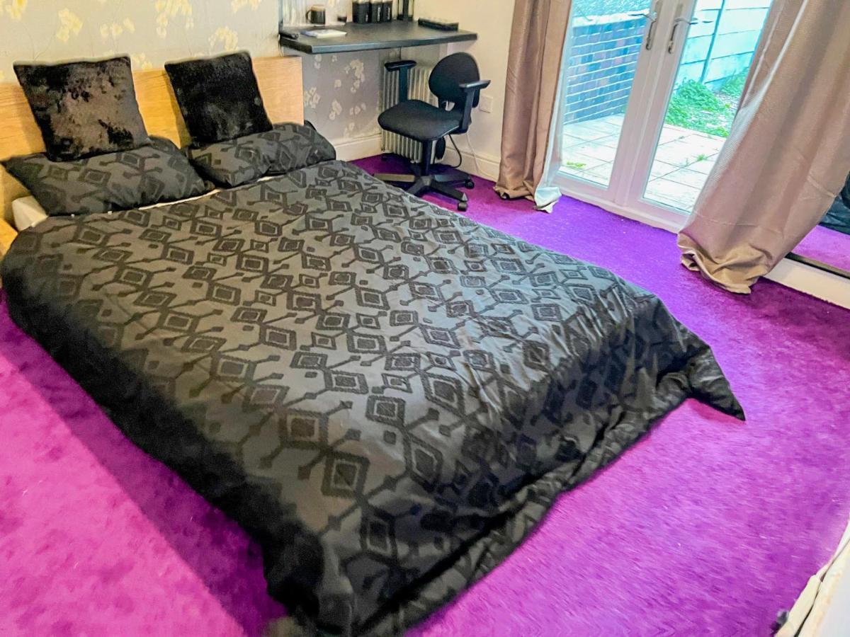 Bed and Breakfast Wolves Living Bushbury Екстер'єр фото