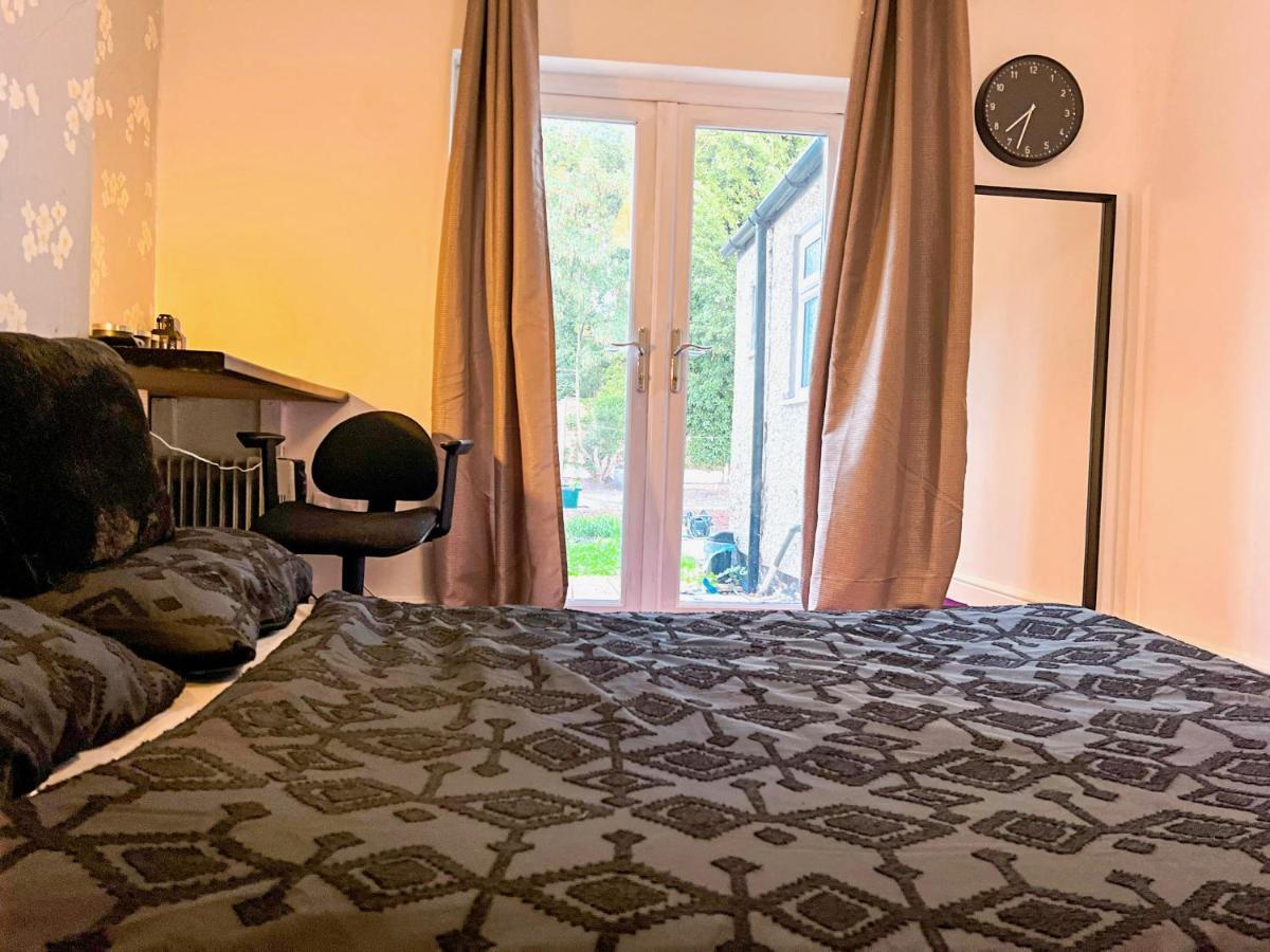 Bed and Breakfast Wolves Living Bushbury Екстер'єр фото