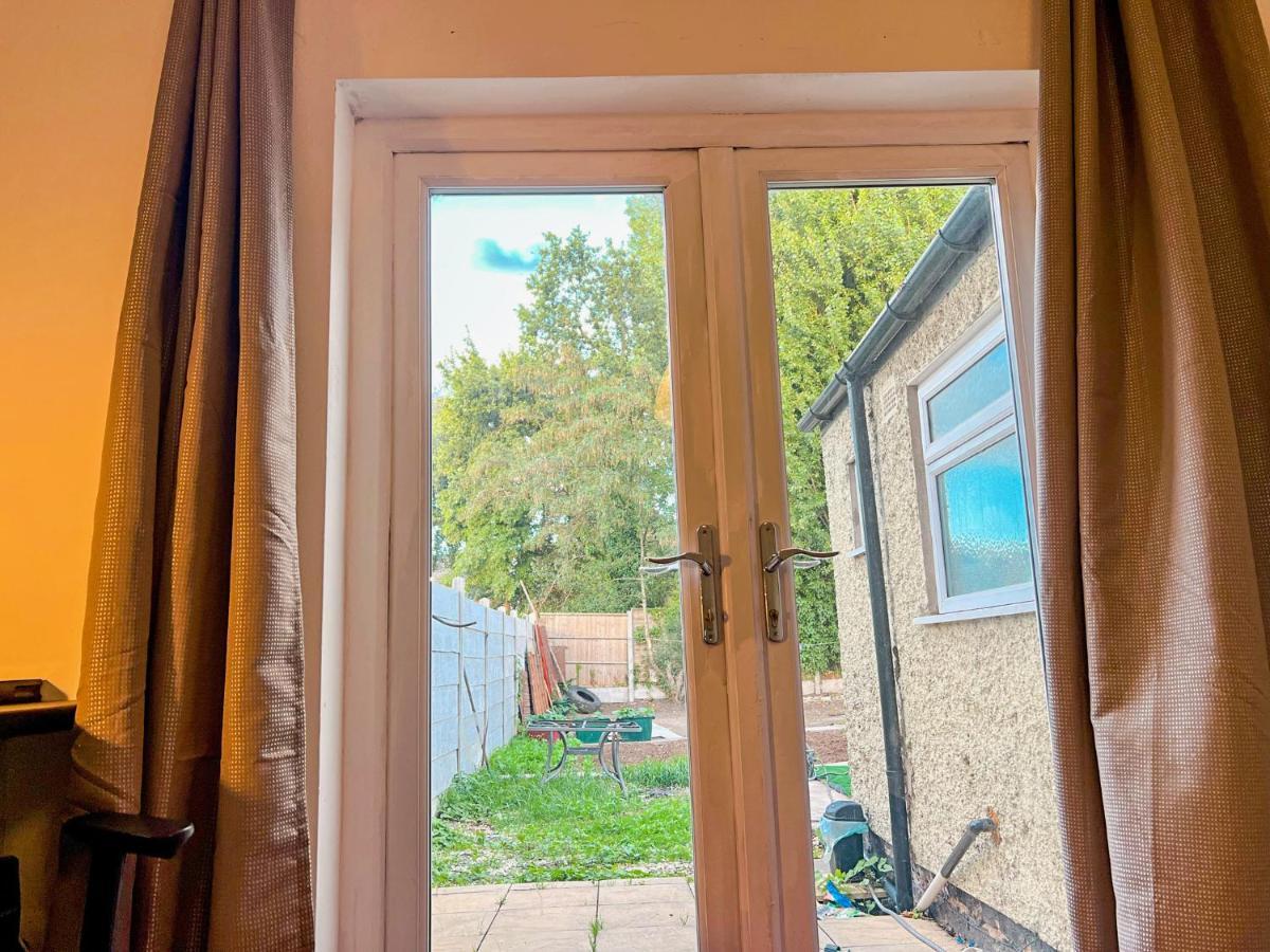 Bed and Breakfast Wolves Living Bushbury Екстер'єр фото