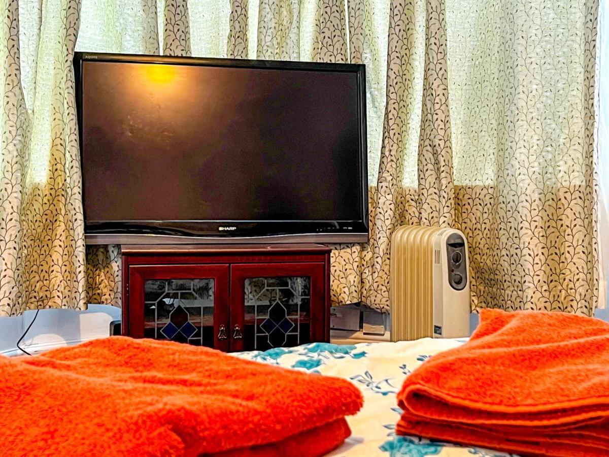 Bed and Breakfast Wolves Living Bushbury Екстер'єр фото